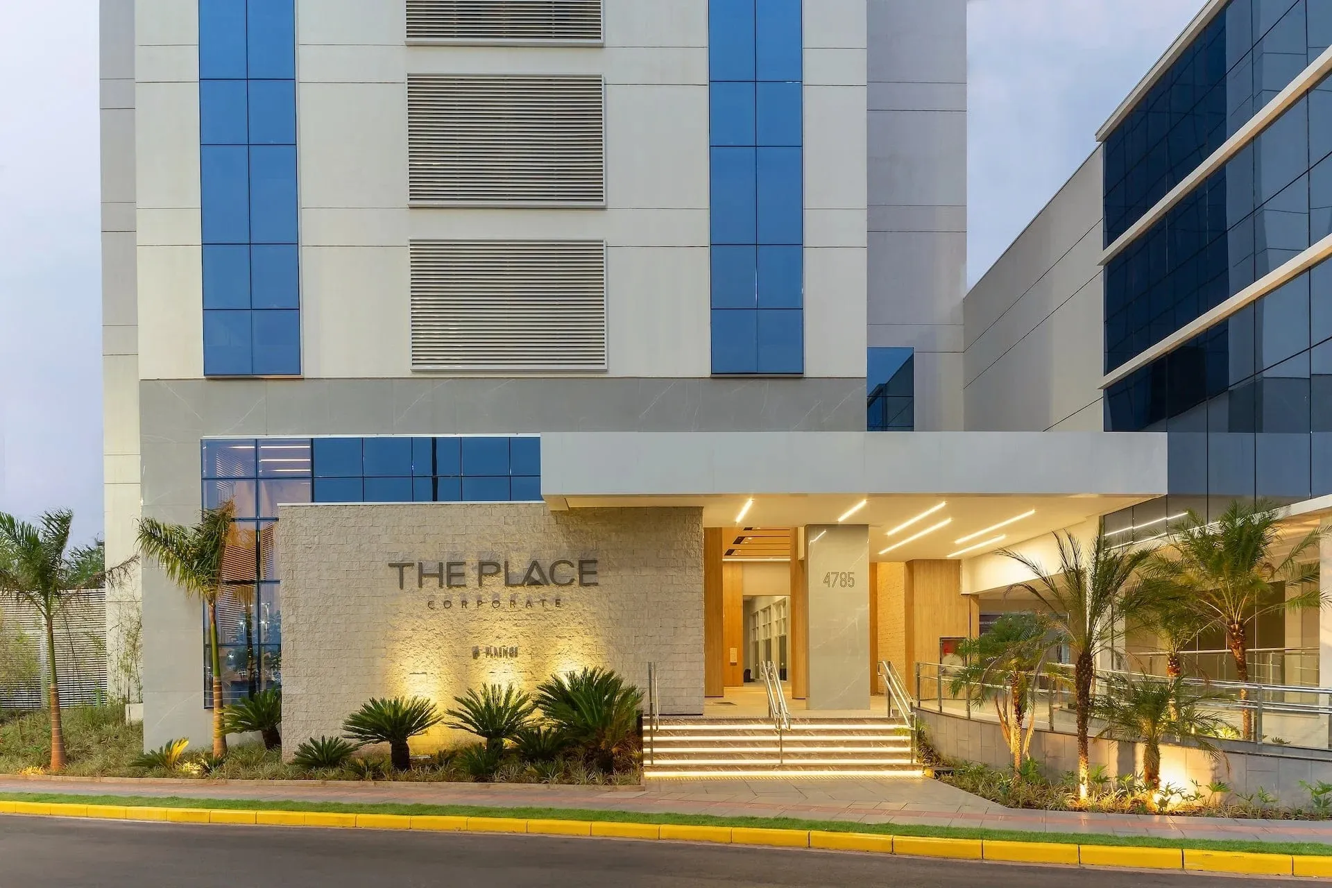 Fachada do edifício The Place, onde fica o consultório do Dr. Leonardo Almeida, em Campo Grande